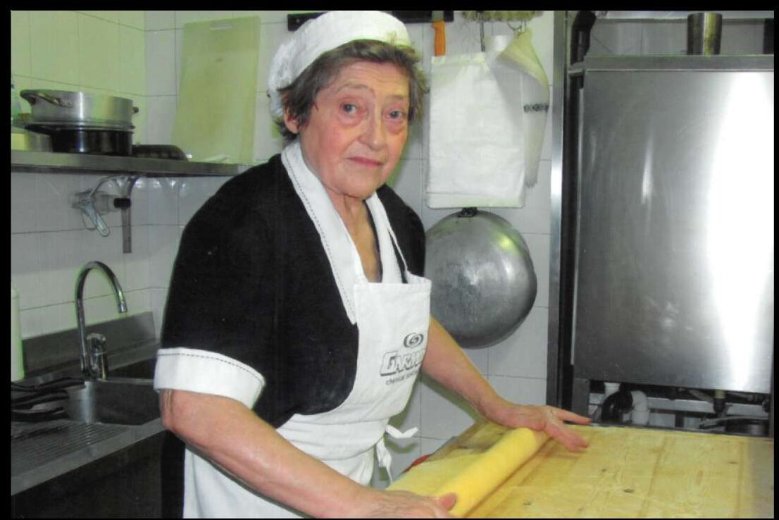 La pasta tirata a mano in cucina, ogni mattina